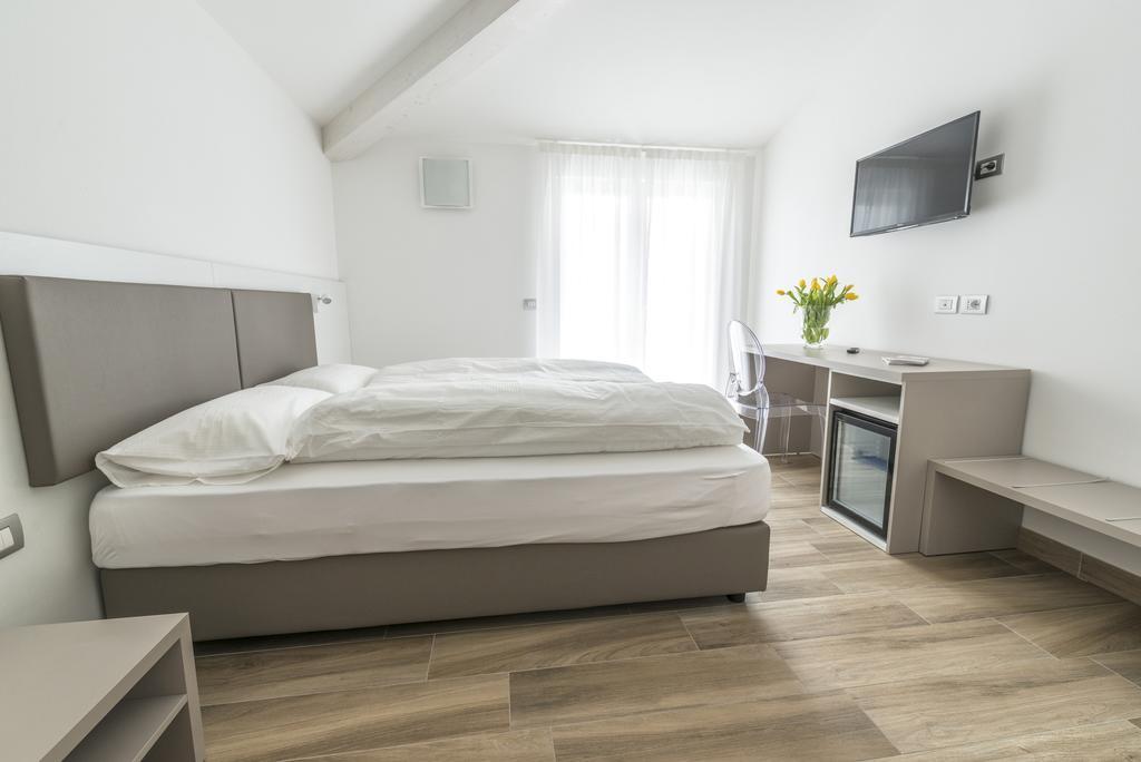 Albergo Garni Francesco Torbole Sul Garda Exteriör bild